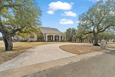 203 Circle Oaks Dr — photo 2