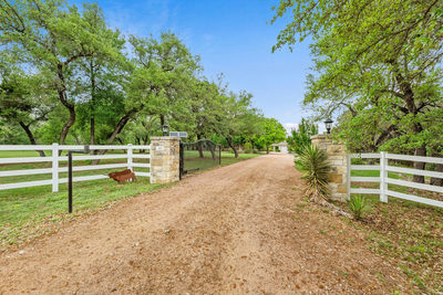 201 Shady Oaks Trl — photo 2