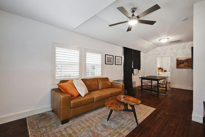 1121 Leona St — photo 3