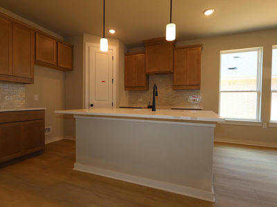 635 Clarissa St — photo 2