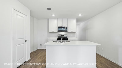 390 Ebbsfleet Dr — photo 4