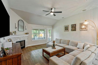 113 Hanstrom Dr — photo 2