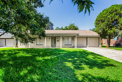 2013 Southern Oaks Dr — photo 2