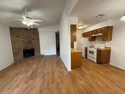 2115 Courtney St — photo 2