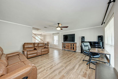 913 Whitley Dr — photo 4