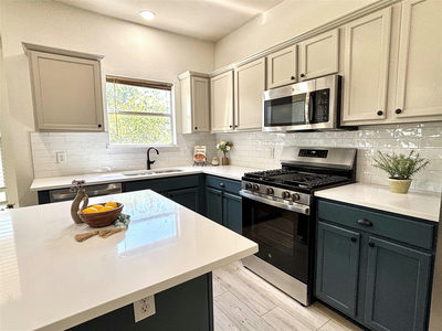 1104 Henderson Dr — photo 2