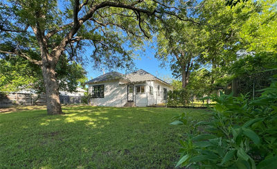 302 E Brenham St — photo 3