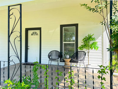 302 E Brenham St — photo 2