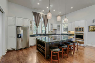 220 Clubhouse Dr — photo 3