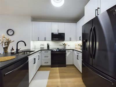 54 Rainey St #415 — photo 4