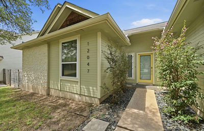 12047 Lincolnshire Dr — photo 2