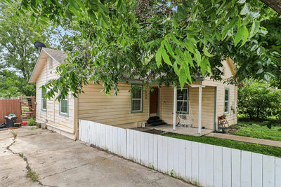 606 E Pecan St — photo 3