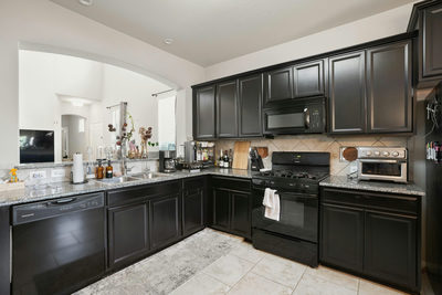 400 Epiphany Ln — photo 3