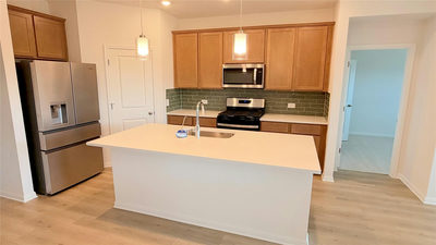 900 Universal Dr — photo 2