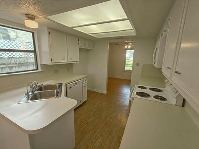 306 Lakeway Dr — photo 4
