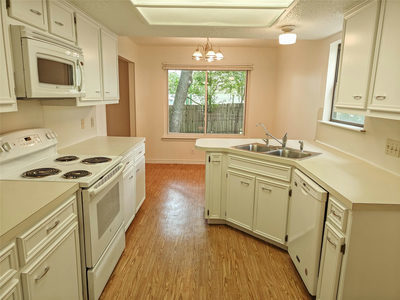 306 Lakeway Dr — photo 3