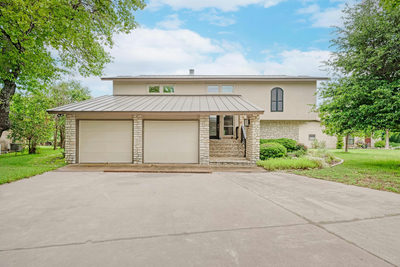 320 Lucy Ln — photo 2
