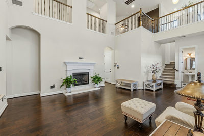 401 Bellagio Dr — photo 2