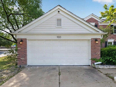 900 OAKCREST Cir — photo 2