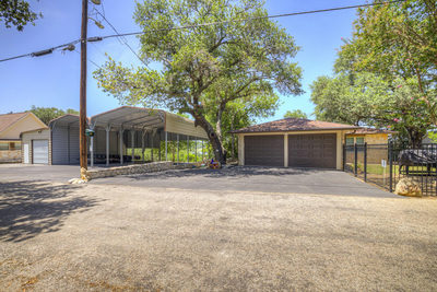 1422 Oakridge Ln — photo 2