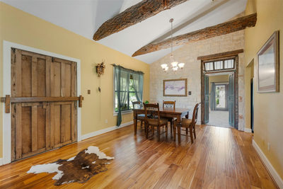 220 Meadowview Dr — photo 2