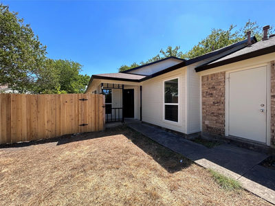 2112 Cedar Bend Dr — photo 2