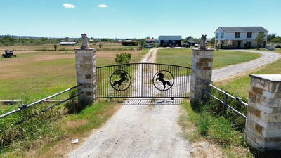 1228 Fm 969 — photo 3