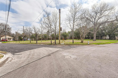 401 Oak Plz — photo 3