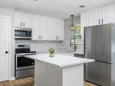 212 E Taylor St — photo 2