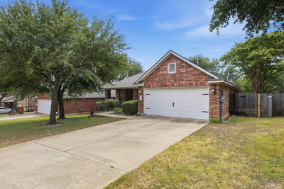 2409 Silver Spur Ln — photo 2