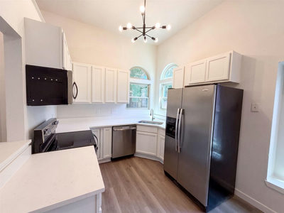 605 Hawthorne Ln — photo 2