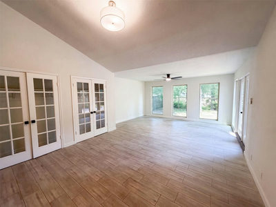 605 Hawthorne Ln — photo 4