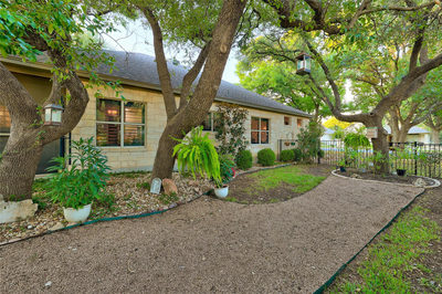 111 Brazos Dr — photo 4