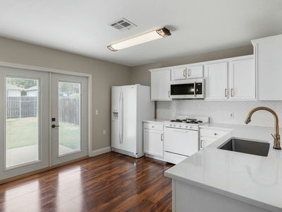 5220 Hutchinson Dr — photo 2