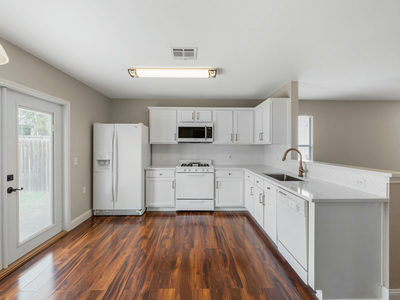 5220 Hutchinson Dr — photo 2