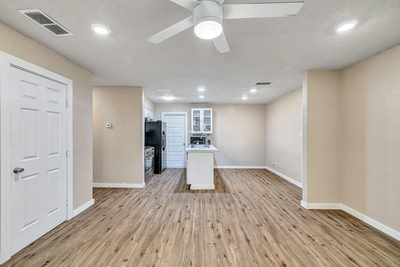 205 Liverpool Dr — photo 3