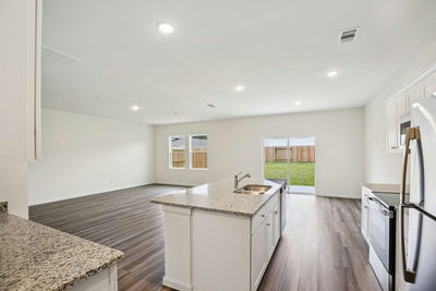607 Lagoon Dr — photo 4