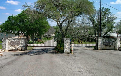207 Laurel Ln — photo 2