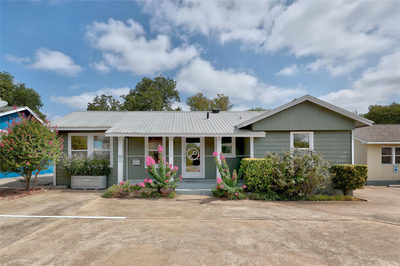 1910 W Koenig Ln — photo 3