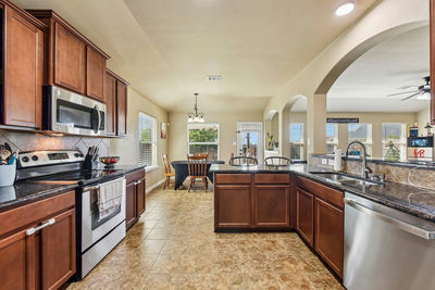 300 Hendelson Ln — photo 3