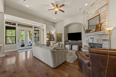 410 Indianwood Dr — photo 2