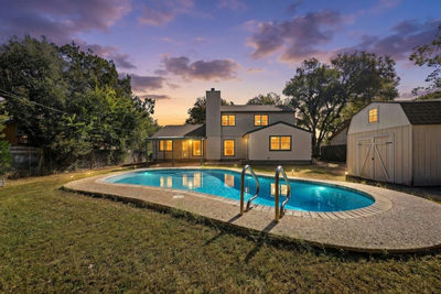 1702 Oakridge Dr — photo 2