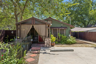 734 Neches St — photo 2