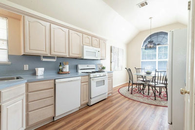 2200 Grove Dr — photo 4