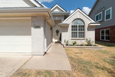2200 Grove Dr — photo 2