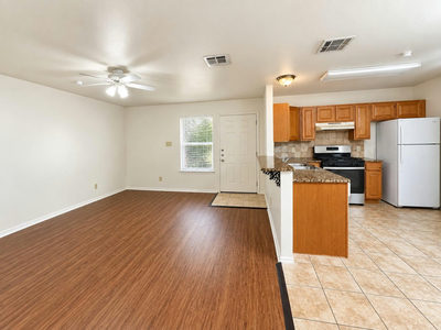 402 Algerita Dr — photo 3