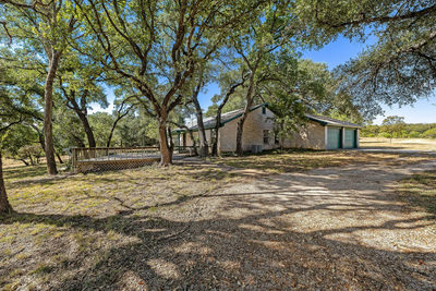 305 Hidden Oaks Ln — photo 3