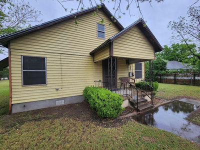 808 Montopolis Dr — photo 3