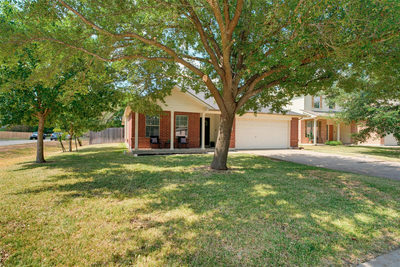 201 Hanstrom Dr — photo 2