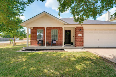 201 Hanstrom Dr — photo 3